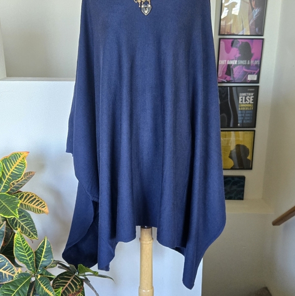 🏷️ Isolde Roth V-neck Fine Gauge Knit Navy Blue Poncho Ruana One Size Fits Most - Picture 3 of 8